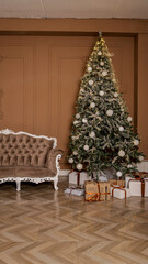 Naklejka premium Elegant Christmas tree with gifts and vintage sofa in a warm, inviting room