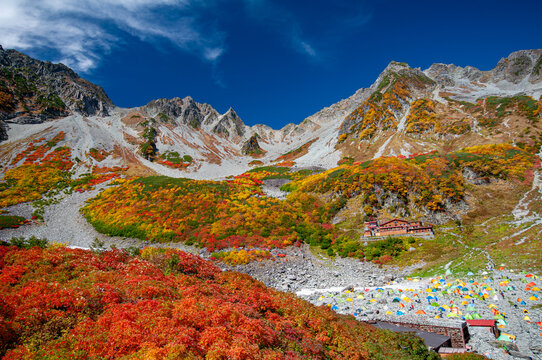 Autumn foliage at Karasawa Cirque with Karasawa Goya hut and tents in late September / 9月下旬の北アルプス・涸沢カールの見事な紅葉と涸沢小屋、カラフルなテント場