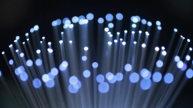 光ファイバーの先端が青白い点になって広がる超接写