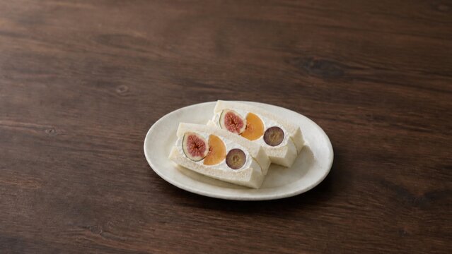 秋のフルーツサンド 無花果と柿と巨峰を包んだ秋のカフェスイーツ