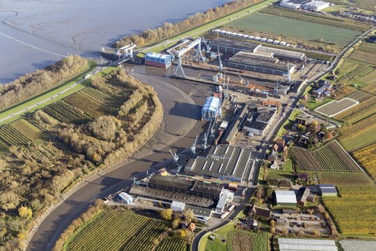 Insolvent Bella Sietas Shipyard, industry, aerial photograph, aerial view, economy, production, shipbuilding, shipbuilding, construction, build, manufacture, production, Pella Shipyard, Russian investor, Pella Sietas Cranz, Neuenfelde, Hamburg, Germany