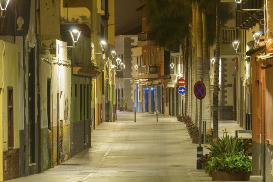 Night view of Calle Mequinez, one of the most atmospheric streets in the old fishing and harbour district of La Ranilla, Puerto de la Cruz, Tenerife, Canary Islands, Spain