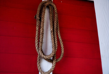 red rope on a wooden board © Aisyaturridlo