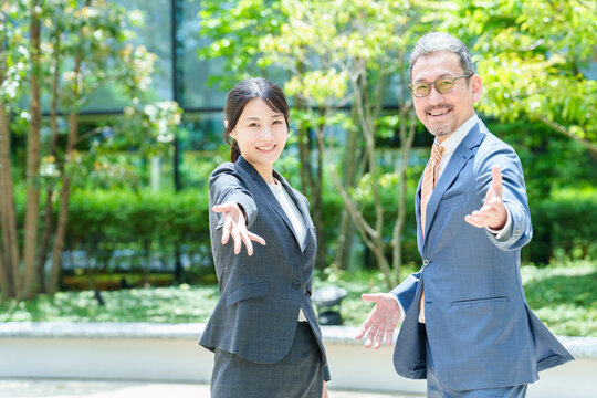 手を差し伸べるビジネスパーソン