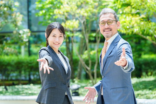 手を差し伸べるビジネスパーソン