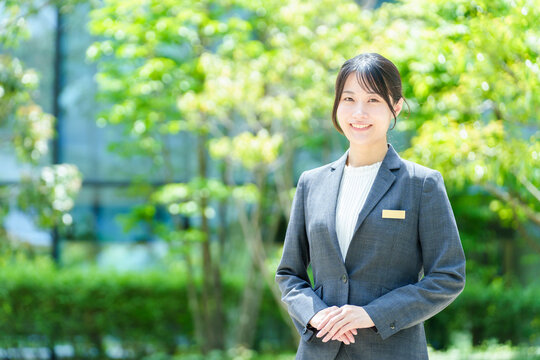 グレーのスーツを着用したビジネスウーマン　ポートレート　野外　屋外