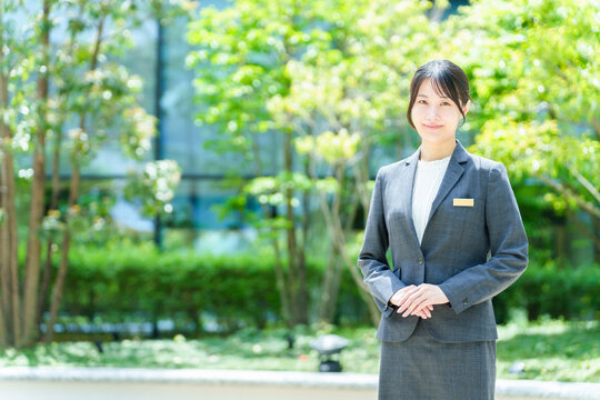 グレーのスーツを着用したビジネスウーマン　ポートレート　野外　屋外