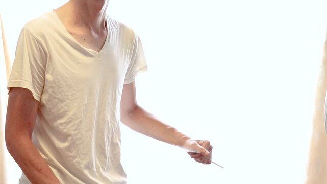 手にしたうちわで扇ぐ男性