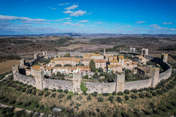 Obraz premium Aerial View of Monteriggioni Medieval Walled Village in Tuscan Countryside on Sunny Day