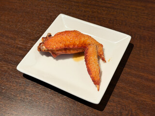 食用油でこんがり揚げた手羽先の唐揚げ。 © yukimco
