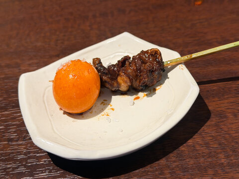 日本の焼き鳥。半熟ちょうちんがついたキンカン串焼き。