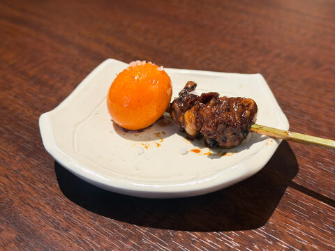 日本の焼き鳥。半熟ちょうちんがついたキンカン串焼き。