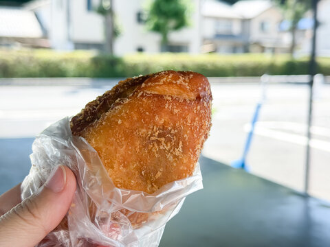 日本のカレーパン。スパイシーなカレールーが中に入ってる揚げパン。