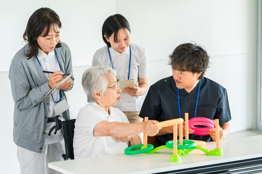 作業療法士,理学療法士とスタッフが支援する高齢者のリハビリテーション