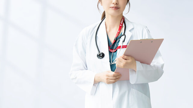 バインダーを持つ女性医療スタッフ, Female Medical Professional Holding a Clipboard