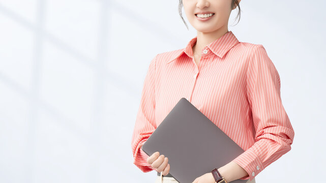 ノートパソコンを持つ女性・ビジネスウーマン, Businesswoman Holding a Laptop Computer