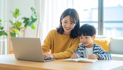 Obraz premium 子どもを見守りながらリモートワークをする母親、自宅でノートパソコンを使って仕事をするワーキングマザーと男の子
