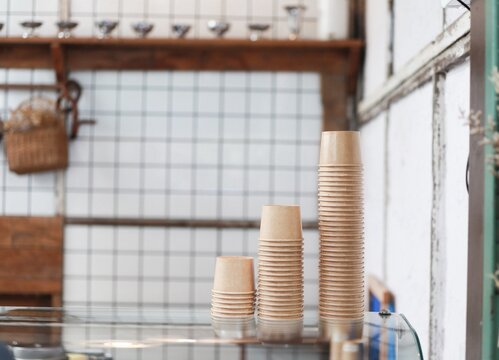 Paper cups for hot coffee are packaging made from extra-thick paper pulp, designed to withstand high temperatures.