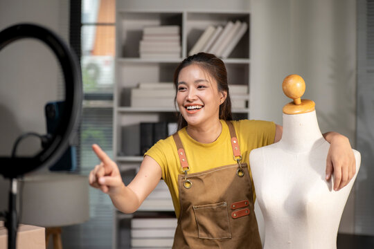 Influencer live streaming fashion selling online e-commerce