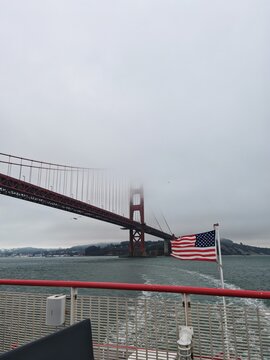 Puente colgante emblem&aacute;tico con neblina y bandera ondeando