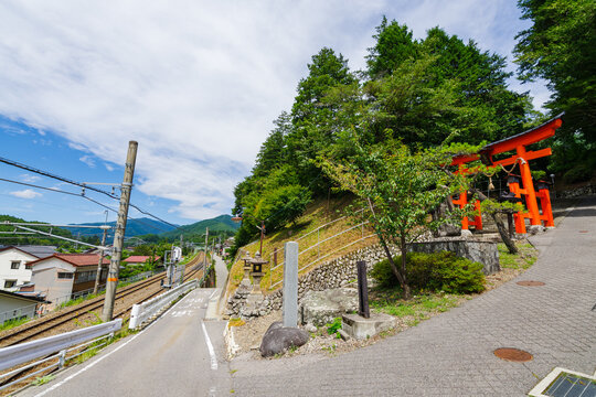 薮原神社の赤い一之鳥居とJR中央本線（長野県木曽郡木祖村　藪原宿）