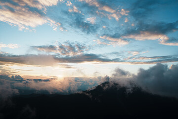 Fototapeta premium 夏の南アルプスで雲海の上に広がる夕焼けの空とうろこ状のまだら雲