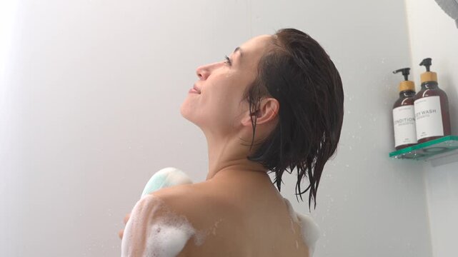 バスルームで体を洗う女性