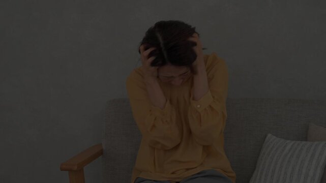 リビングで雷に怯えるミドル女性