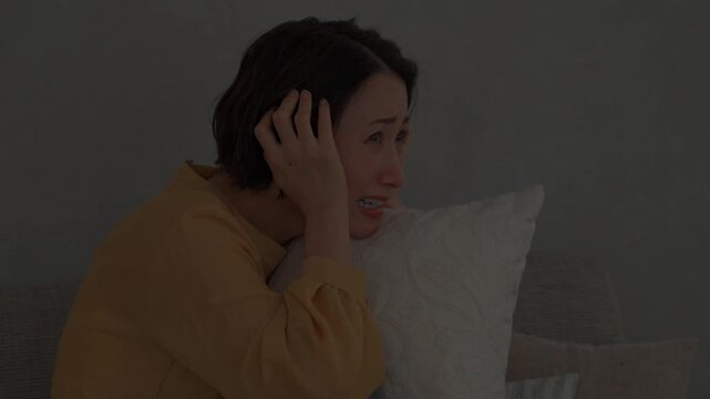 リビングで雷に怯えるミドル女性