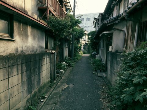 昭和の面影を残す木造家屋に挟まれた狭いレトロな路地