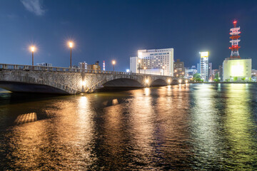 Fototapeta premium 夏の夜の信濃川と萬代橋