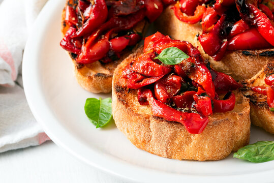 Bruschette con peperoni, olio Evo e basilico, Cibo Italiano 
