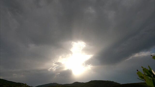 Timelapse - Soleil cach&eacute; par les nuages 