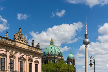 Berliner Wahrzeichen mit historischem Museum, Berliner Dom und Fernsehturm, Berlin © franzeldr