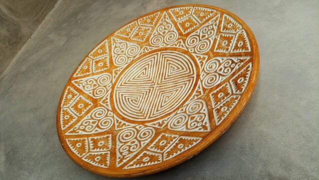 ancient chinese dragon
A beautifully handcrafted wooden decorative plate featuring intricate geometric and spiral patterns in white and warm brown tones. Its traditional design gives the piece a uniqu