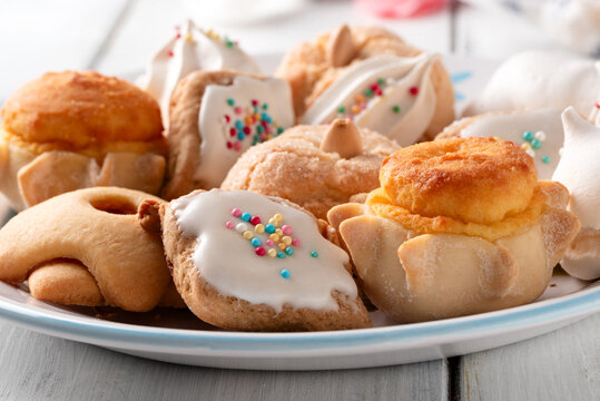 Piatto con un assortimento di dolci tipici della Sardegna 