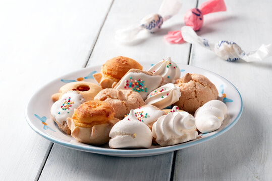 Piatto con un assortimento di dolci tipici della Sardegna 