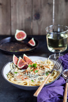 Spaghetti al gorgonzola, spaghetti with gorgonzola sauce, figs and white wine