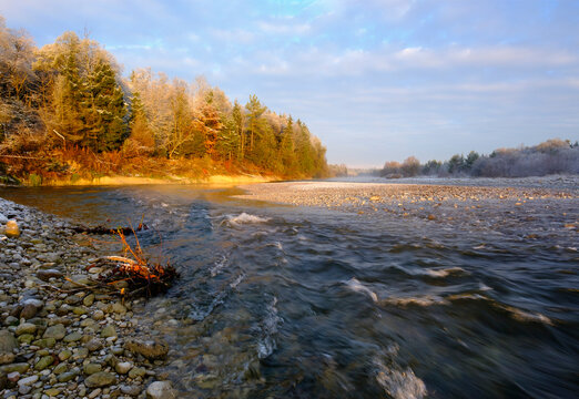 Germany, Bavaria, Geretsried, Isar at autumn morning