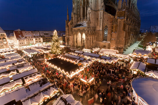 Germany, Baden-W�rttemberg, Ulm, M�nsterplatz, View of christmas market at night