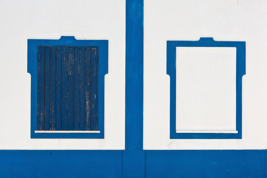Portugal, Algarve, Sagres, View of blue closed windows