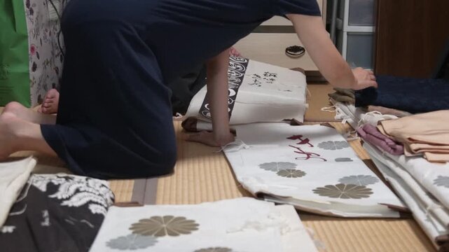 着物の整理をする女性