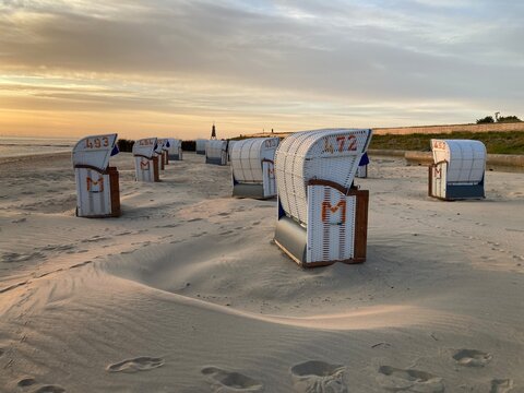 Strand in Cuxhaven an der Nordsee bei Sonnenaufgang mit Strandk&ouml;rben