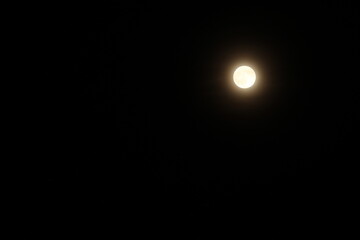 暗闇の夜空に明るく輝く満月 © のりこ 松浦