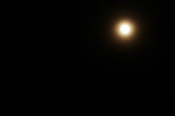 漆黒の夜空に浮かぶ幻想的な満月の光 © のりこ 松浦