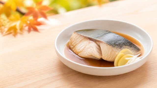 白身魚の煮付け 生姜と白ねぎを添えた飴色の煮汁が光る秋の和食