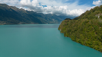 Obraz premium Turquoise Lake Brienz surrounded by the Swiss Alps, Switzerland