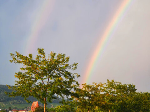 Regenbogen &uuml;ber dem Maintal in Miltenberg in Unterfranken in Bayern in Deutschland