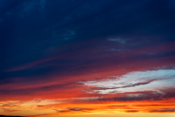 Obraz premium Colorful sunset with dramatic sky