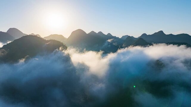 Sunrise over the sea of ​​clouds at the First Bend of the Hongshui River in Donglan County, Hechi City, Guangxi